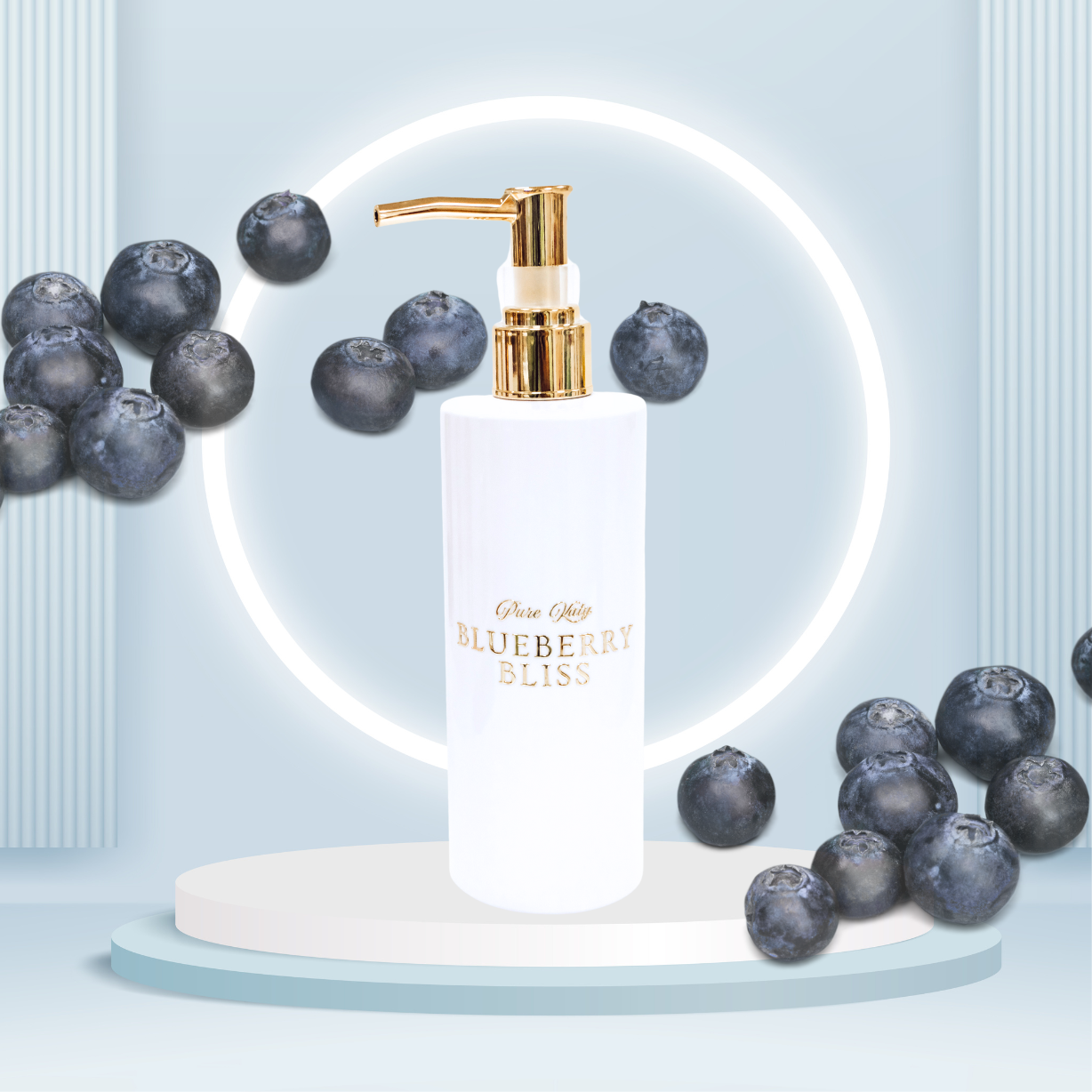 Seifenspender 'Pure Katy Blueberry Bliss' in Weiß mit goldener Pumpe. Dekoriert mit schwebenden Blaubeeren und einem eleganten weißen Leuchtring auf einem blauen Hintergrund.