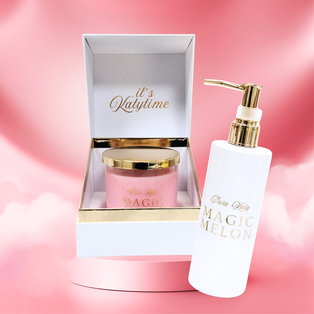 Luxuriöse Präsentation der 'Pure Katy Magic Melon'-Produkte. Links eine pinke Duftkerze in einer eleganten weißen Verpackung mit der Aufschrift 'it's Katytime'. Rechts ein weißer Seifenspender mit goldener Pumpe und goldener Beschriftung. Der rosafarbene Hintergrund mit Wolkeneffekt vermittelt Sanftheit und Leichtigkeit.
